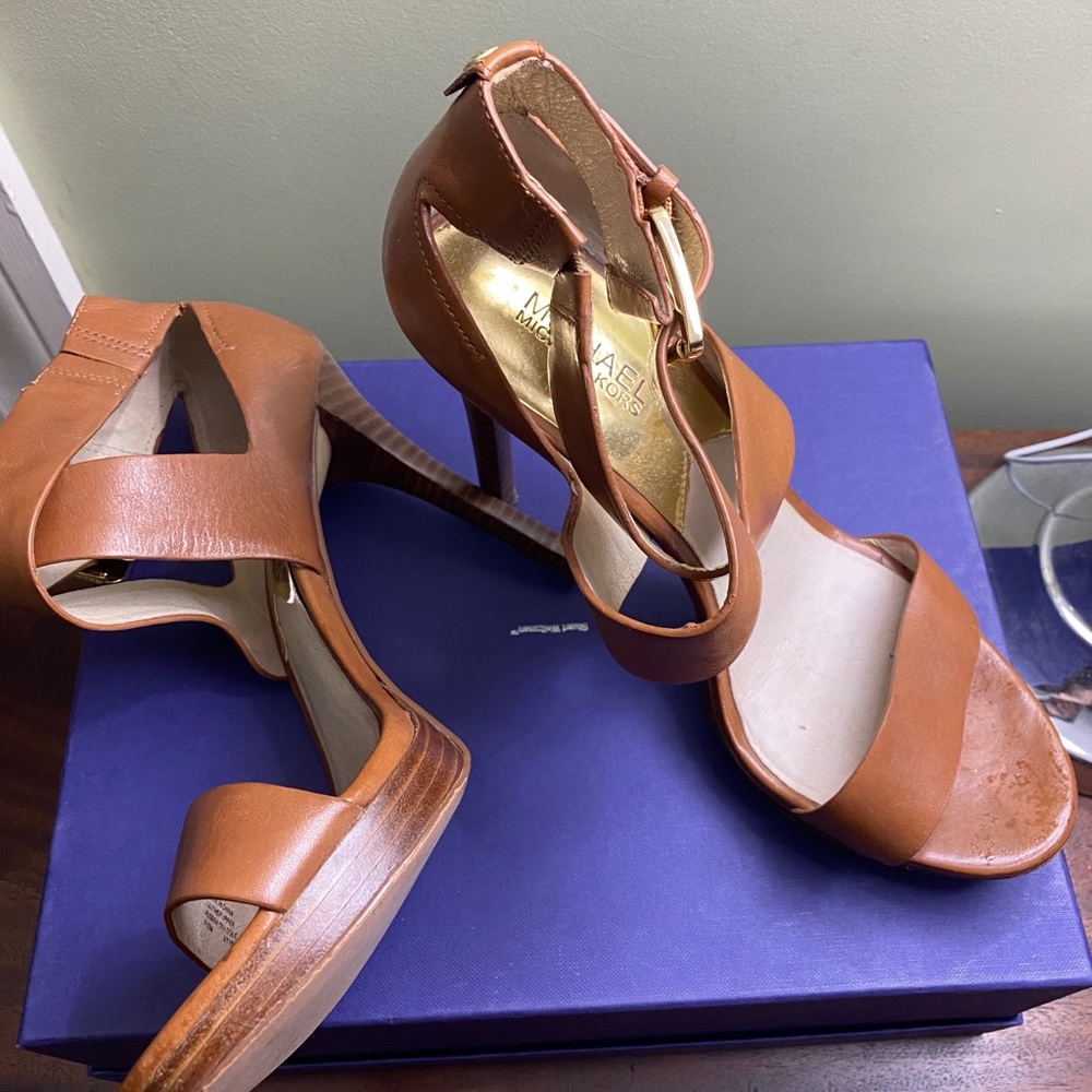 Michael kohrs brown strappy pump heel